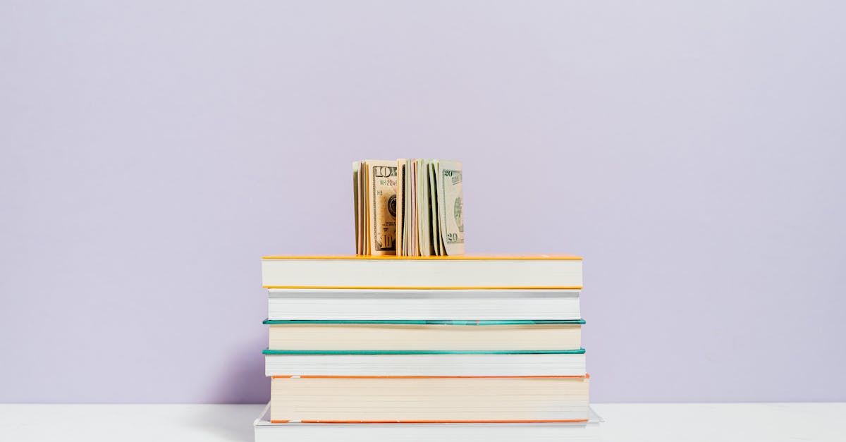 コーヒーと開いた本のある朝の読書時間