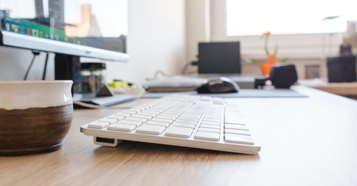 モニターとキーボードの整ったデスク