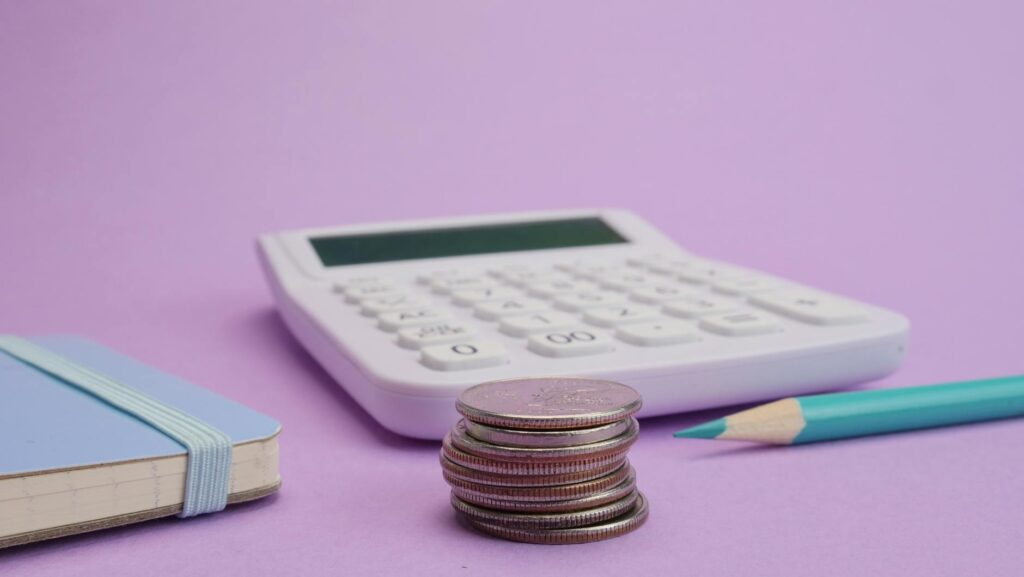 5年で700万円達成のシンプルな計算式|手取り×貯蓄率の積み上げ - calculator notebook coins