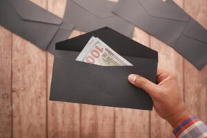 ボーナス一括投資vs毎月積立|私の答え - salary envelope cash