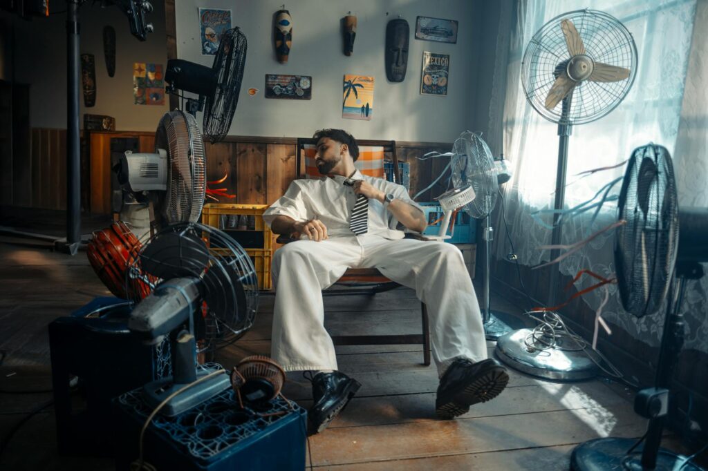 夏の電気代を下げるサーキュレーター活用術｜エアコン併用で体感を変える - electric fan room