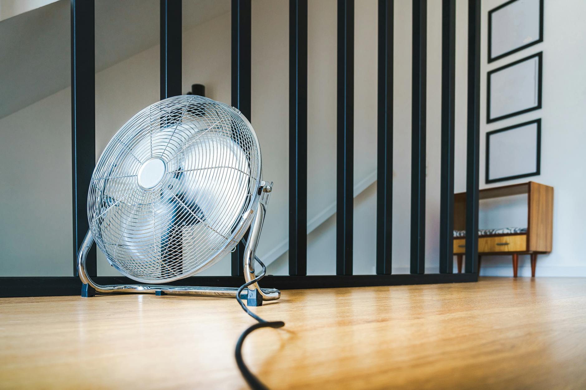 夏の電気代を下げるサーキュレーター活用術｜エアコン併用で体感を変える