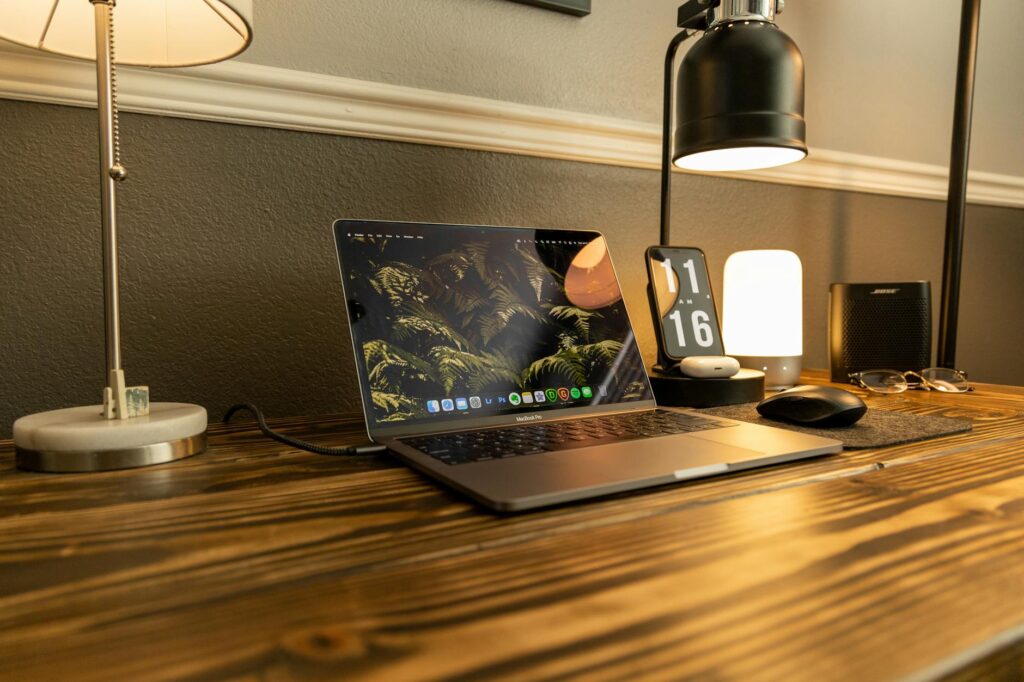 在宅3年目で見直したデスク照明と作業環境 - home office desk lamp