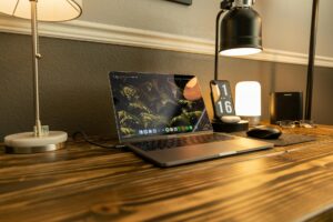 在宅3年目で見直したデスク照明と作業環境 - home office desk lamp