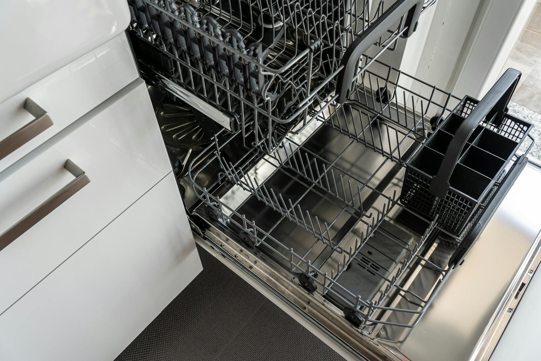 食洗機の電気代・水道代を実測｜「元が取れるか」を計算してみた - dishwasher kitchen modern