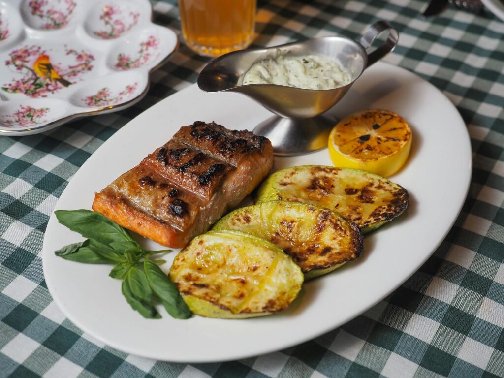 訳あり銀さけストックで朝晩の食卓が安定した話 - grilled salmon dish