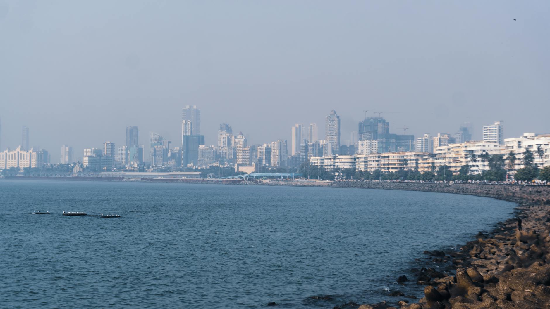 インド株の少額積立は続けるか|楽天ポイントで1年やってみた感想 - India Mumbai skyline