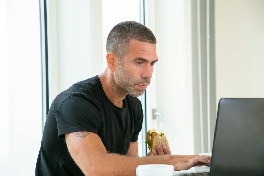 在宅勤務の昼休みの過ごし方で午後の生産性が変わる｜私の3つの習慣 - lunch break home office