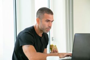 在宅勤務の昼休みの過ごし方で午後の生産性が変わる｜私の3つの習慣 - lunch break home office