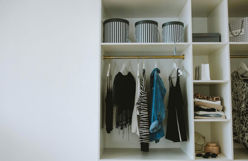 無印良品の収納で部屋がスッキリした話|ポリエチレンケース大が万能だった - minimalist room storage