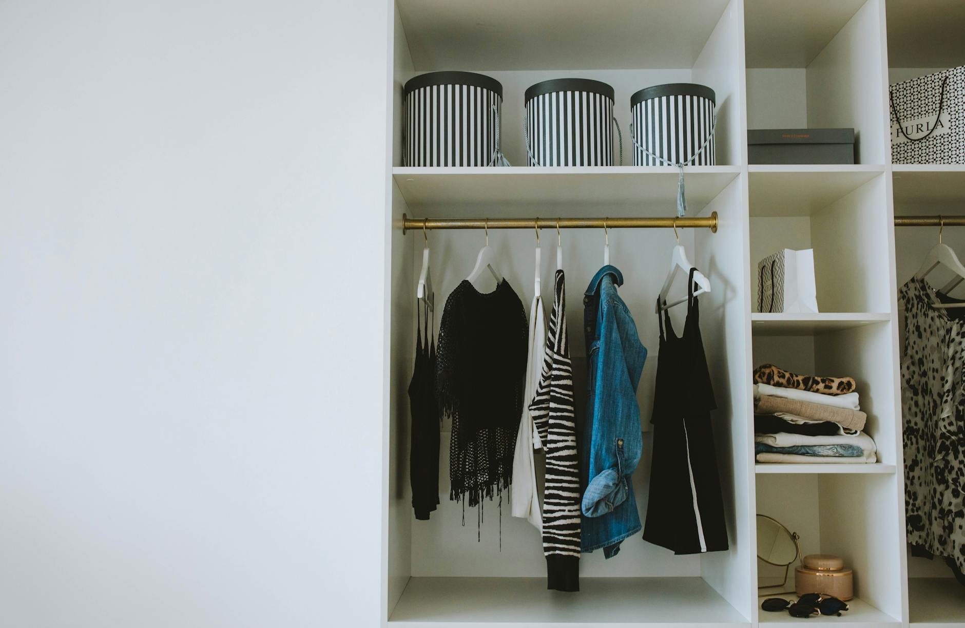 無印良品の収納で部屋がスッキリした話|ポリエチレンケース大が万能だった - minimalist room storage