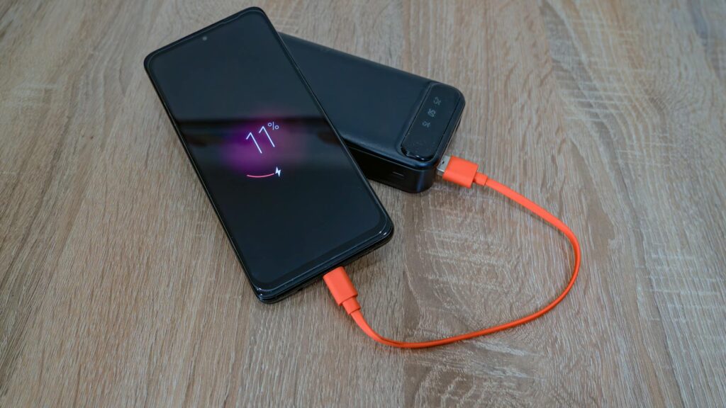大容量モバイルバッテリーは防災と日常の両方で役立つ｜私の選び方 - portable power bank charging