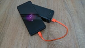 大容量モバイルバッテリーは防災と日常の両方で役立つ｜私の選び方 - portable power bank charging
