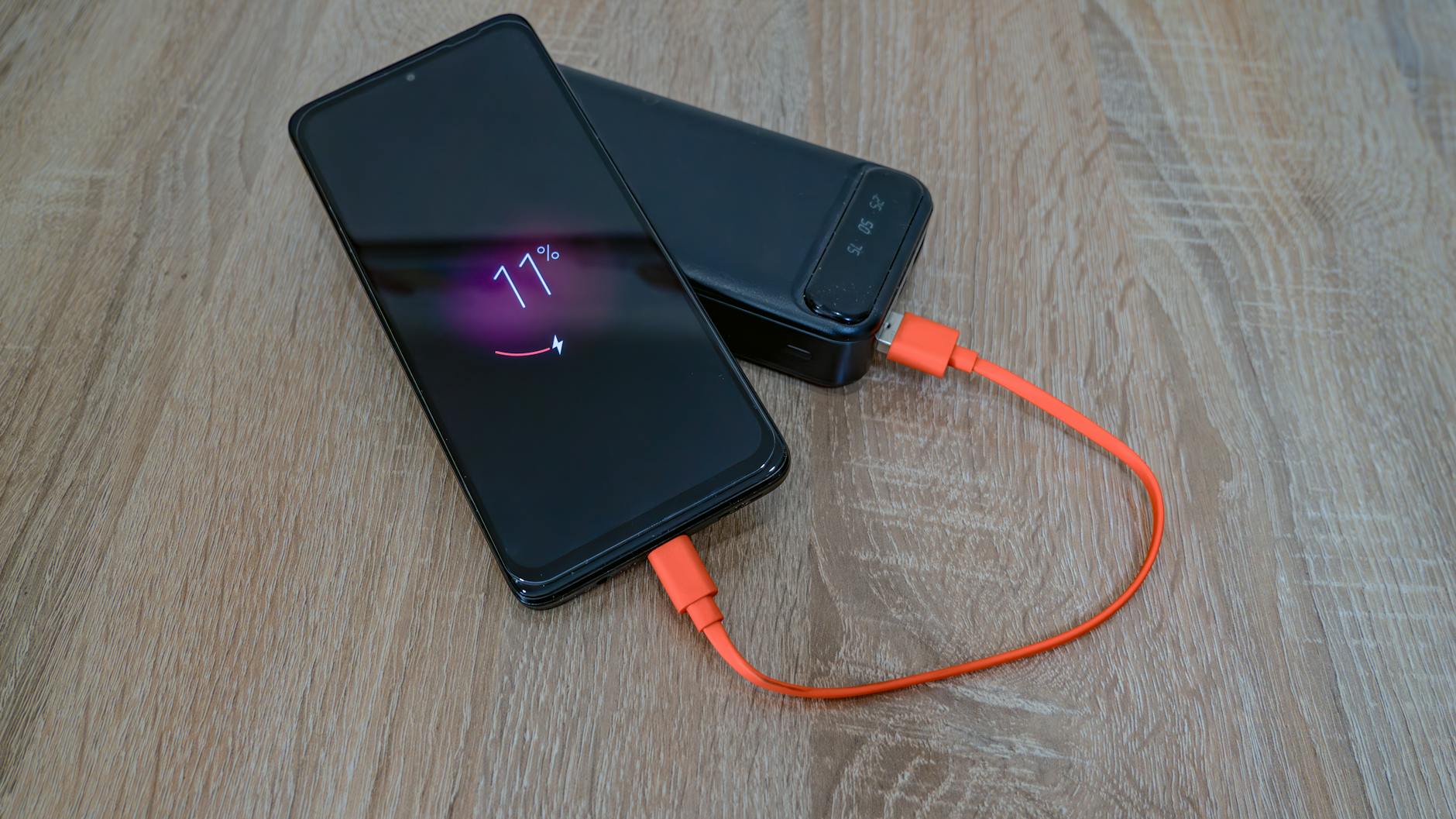 大容量モバイルバッテリーは防災と日常の両方で役立つ｜私の選び方 - portable power bank charging