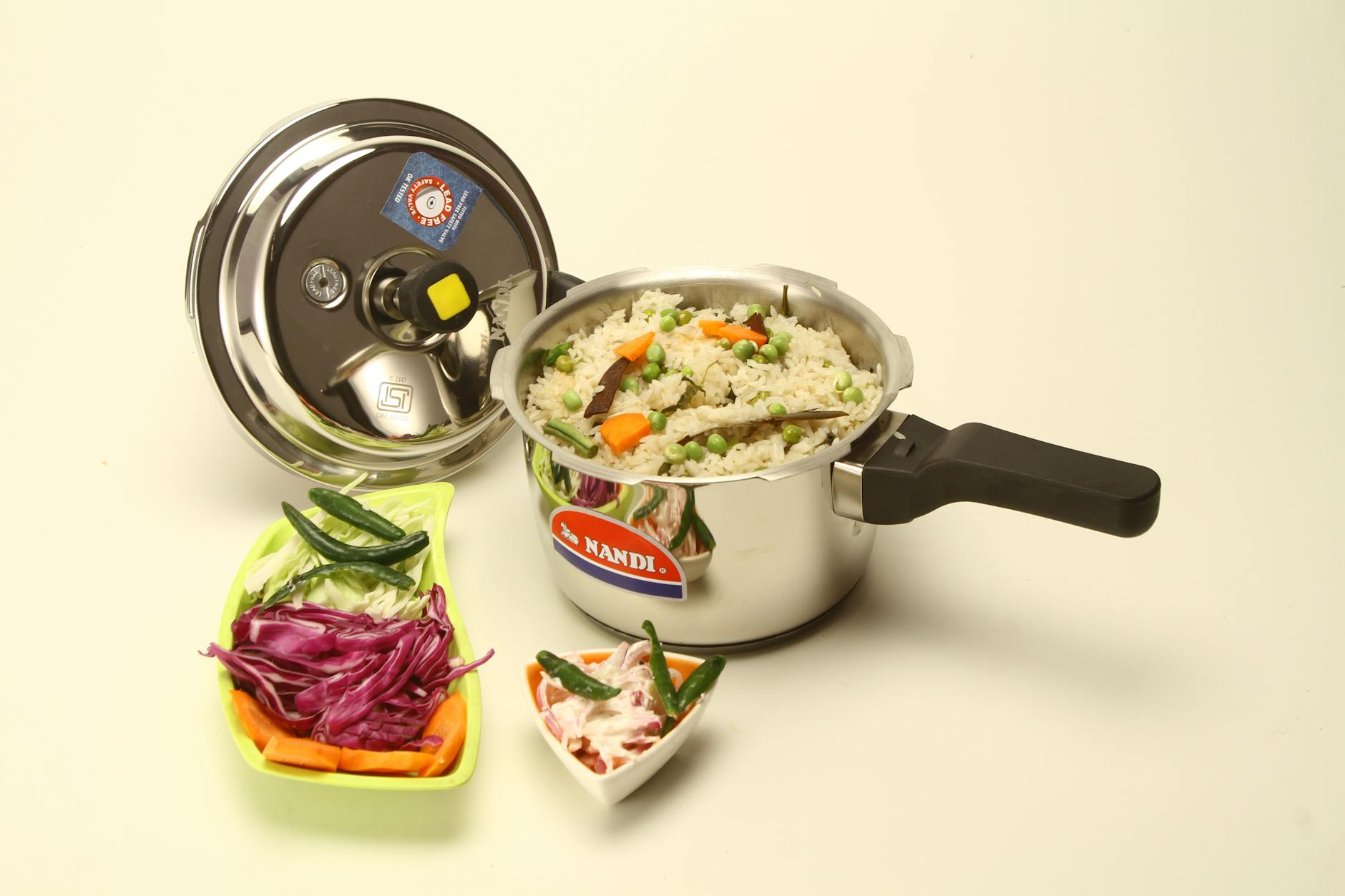 電気圧力鍋で平日の作り置きが続いた話｜ほったらかし調理の時短効果 - electric pressure cooker kitchen
