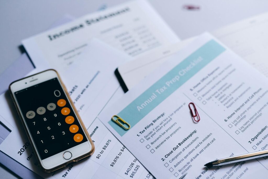 特定口座とNISAの使い分け｜利益が出た時の課税の考え方 - tax documents calculator