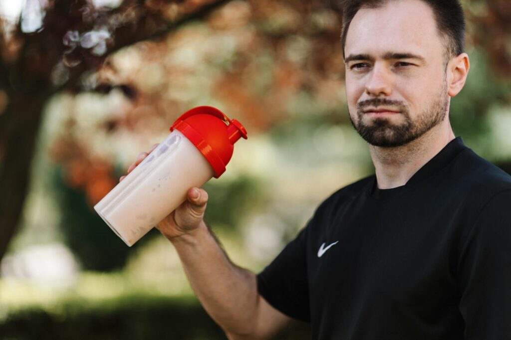 ホエイプロテインのコスパを4製品で比較｜1kgあたり単価で考える - protein powder shaker fitness