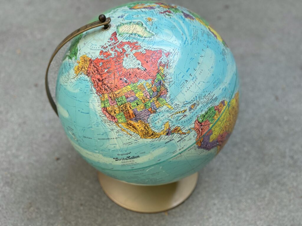 米国株中心でも「全力」にしない3つの理由 - world map globe