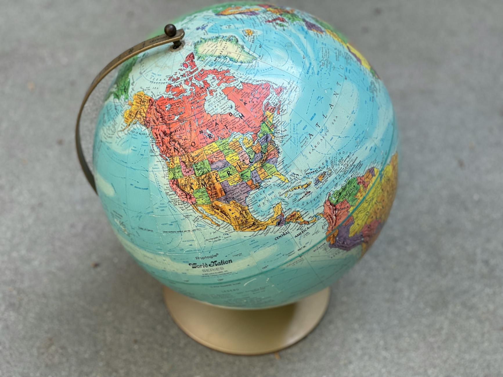 米国株中心でも「全力」にしない3つの理由 - world map globe