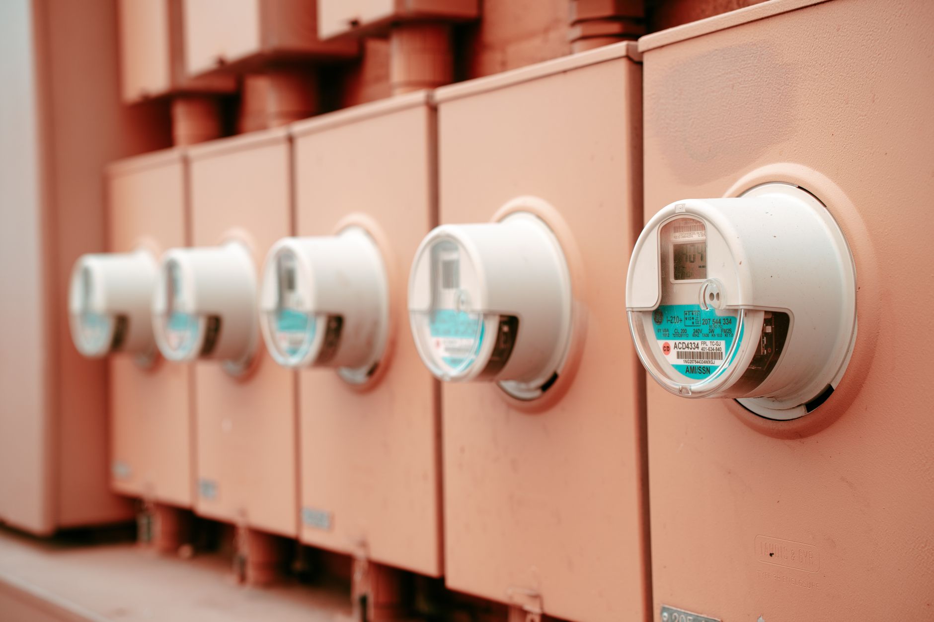 電気の契約プランを見直して固定費を下げる｜アンペアと料金プラン - electricity meter home