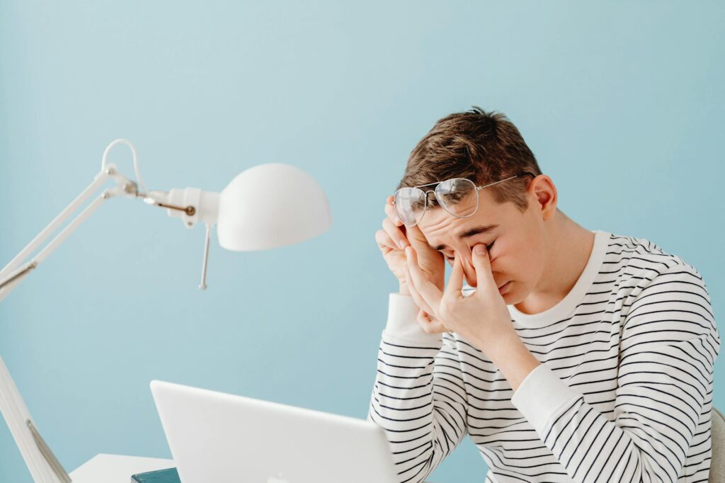 在宅ワークの目の疲れ対策｜モニターと休憩で目を守る - eye strain computer work