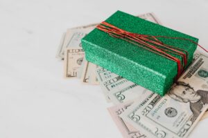 贈与のルールの基本｜家族の間でも知っておきたい税の話 - gift family money