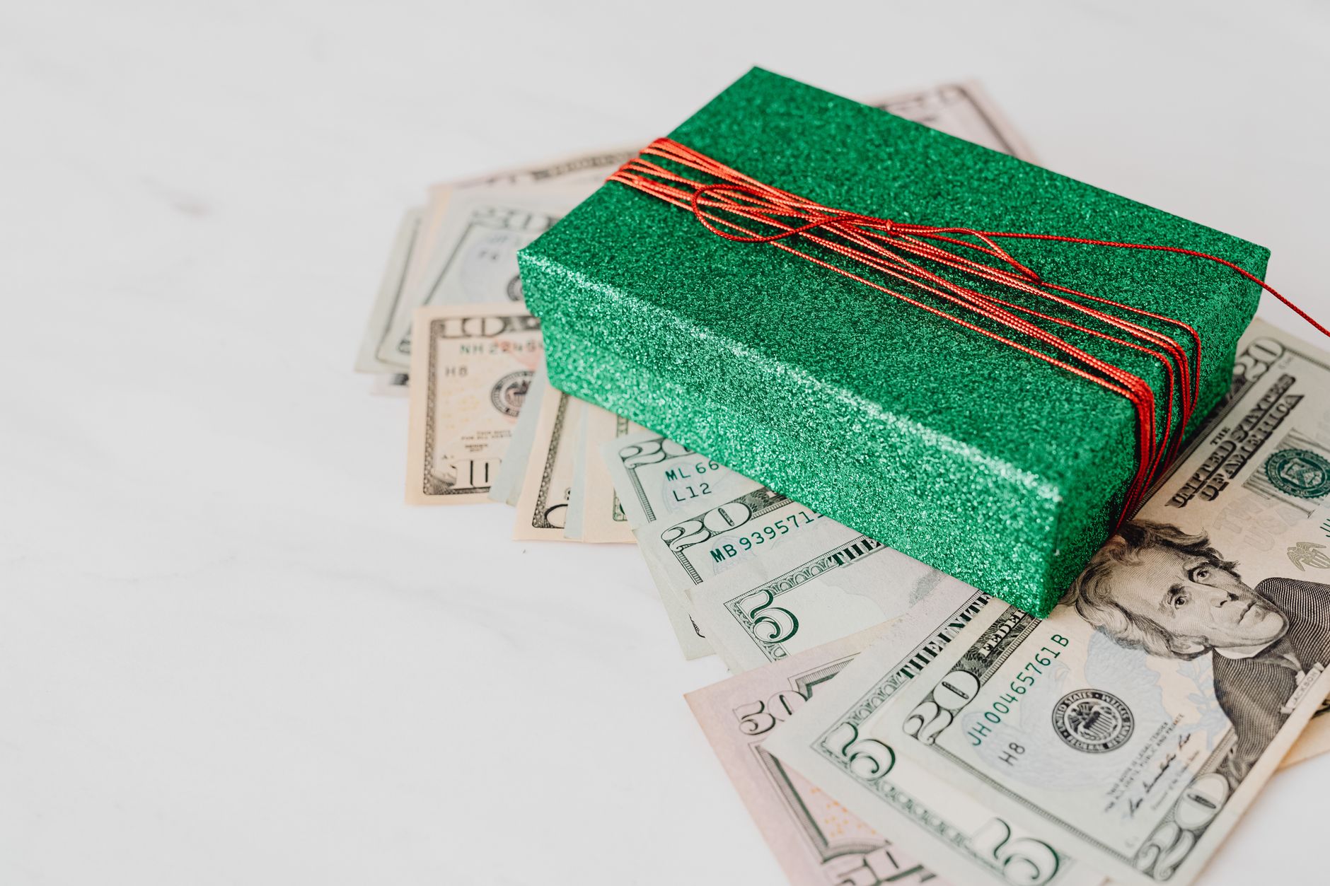 贈与のルールの基本｜家族の間でも知っておきたい税の話 - gift family money