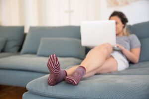 インデックス投資で「ほったらかし運用」を実現する手順 - relaxed person laptop