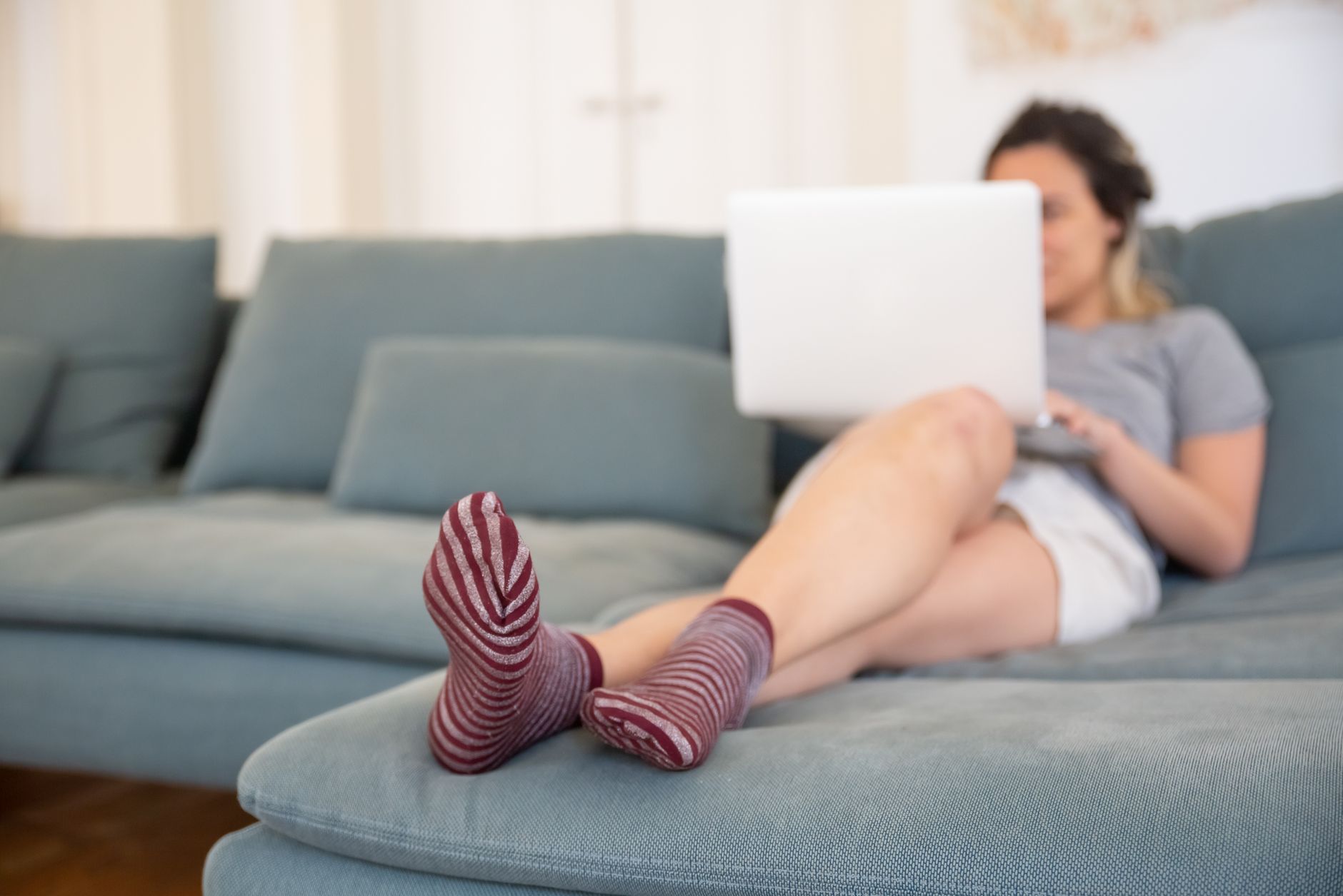 インデックス投資で「ほったらかし運用」を実現する手順 - relaxed person laptop