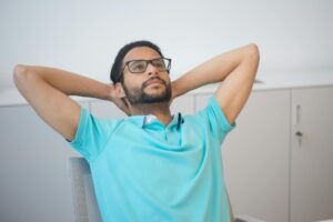 投資の「ほどよい無関心」のすすめ｜見すぎないことが続けるコツ - calm relaxed person