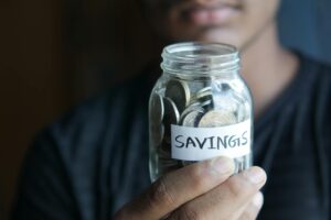 投資と貯金のバランスをどう取るか｜私の優先順位 - savings jar coins