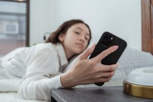 「ながらスマホ」を減らして在宅の自由時間を増やす - putting down phone