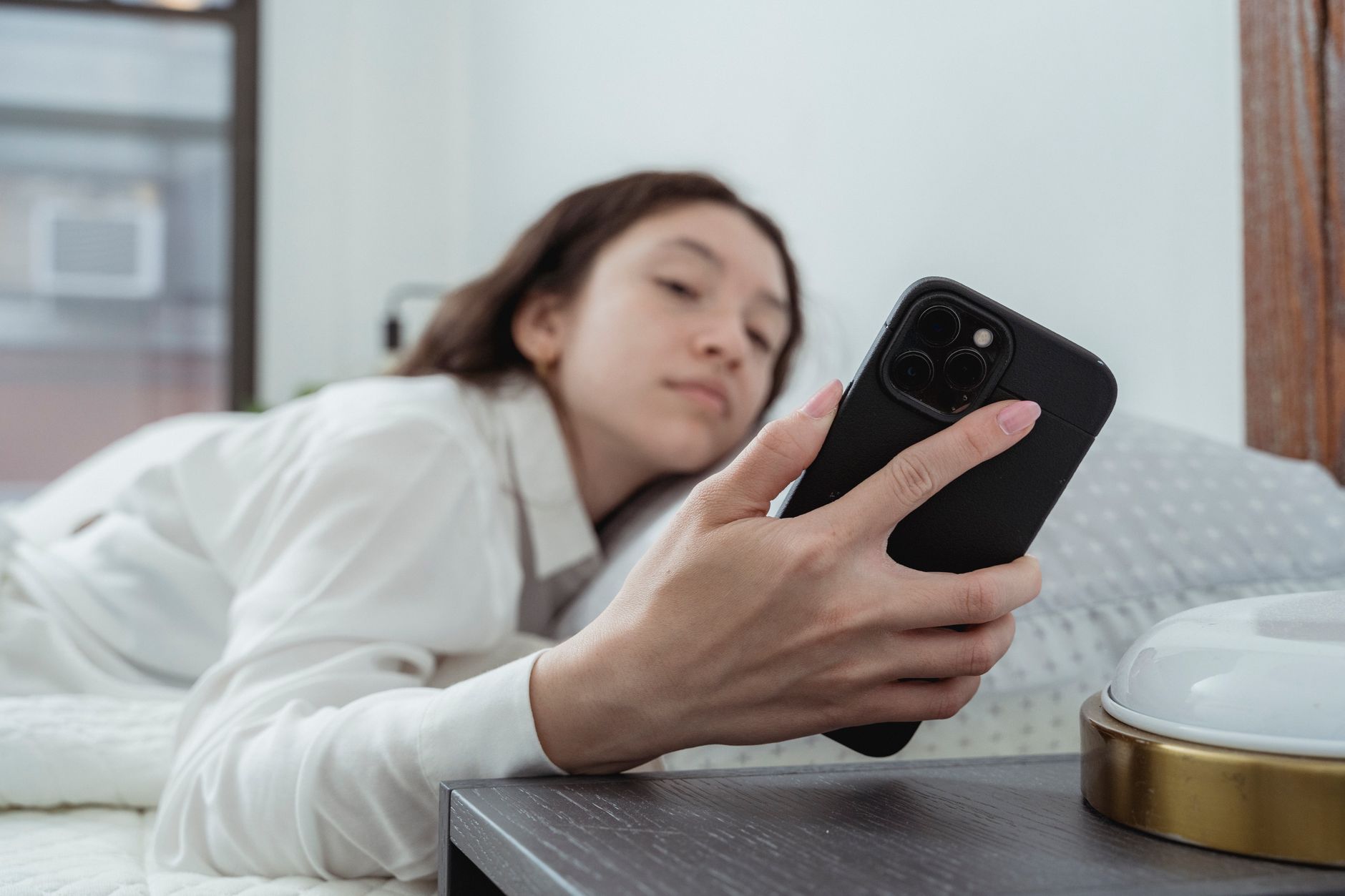「ながらスマホ」を減らして在宅の自由時間を増やす - putting down phone