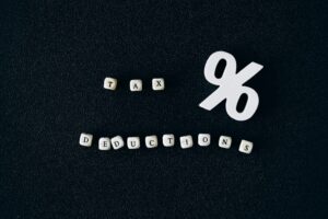 生命保険料控除の仕組み｜年末調整で使える控除 - life insurance deduction
