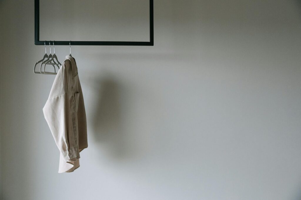 服を減らすミニマルな衣類管理｜選ぶ手間も収納も軽く - minimal wardrobe clothes