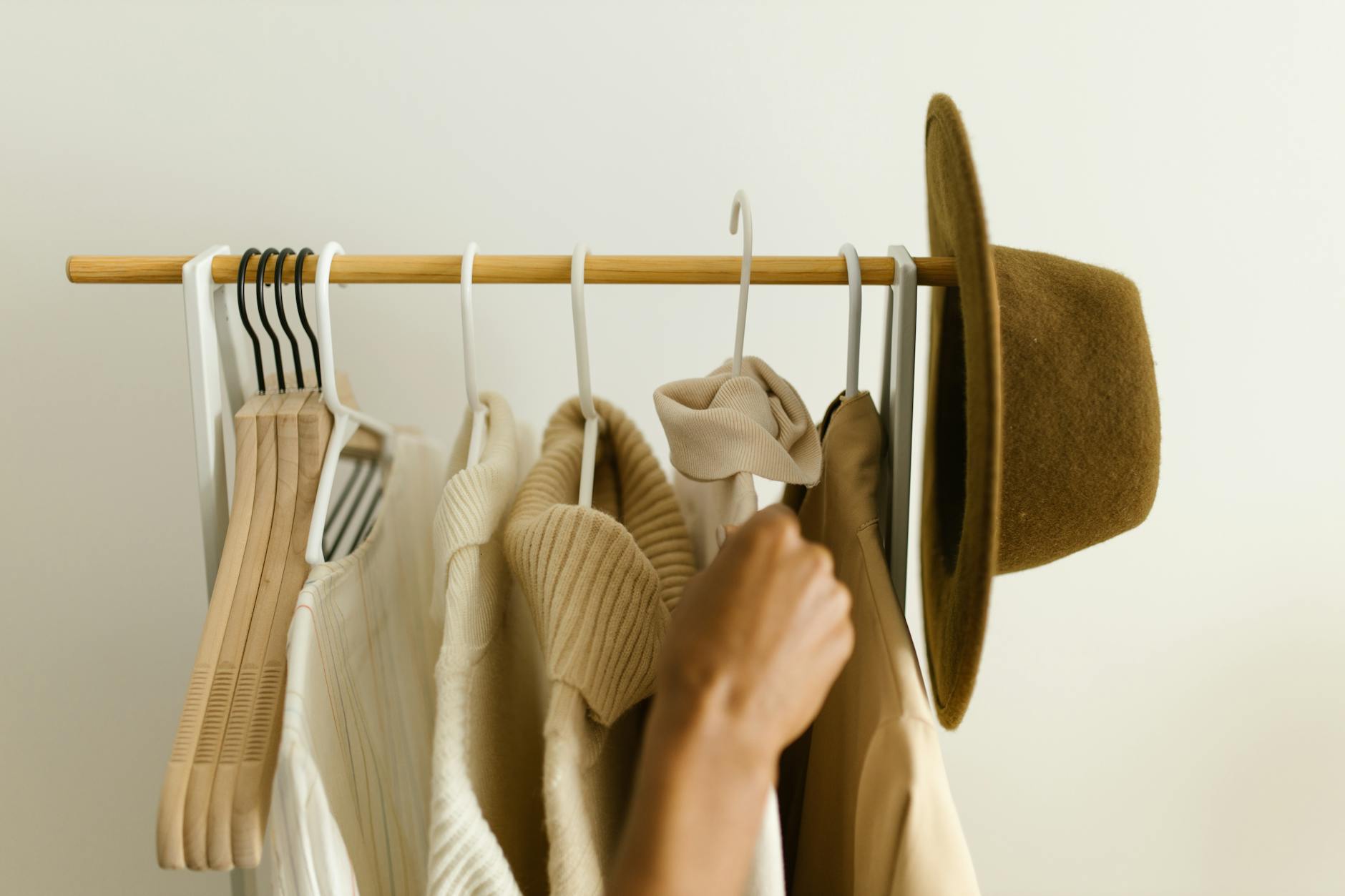 服を減らすミニマルな衣類管理｜選ぶ手間も収納も軽く