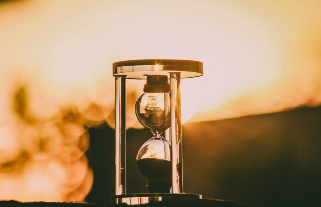 お金より時間を意識する｜時間は買い戻せない資産 - time is precious