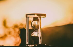 お金より時間を意識する｜時間は買い戻せない資産 - time is precious