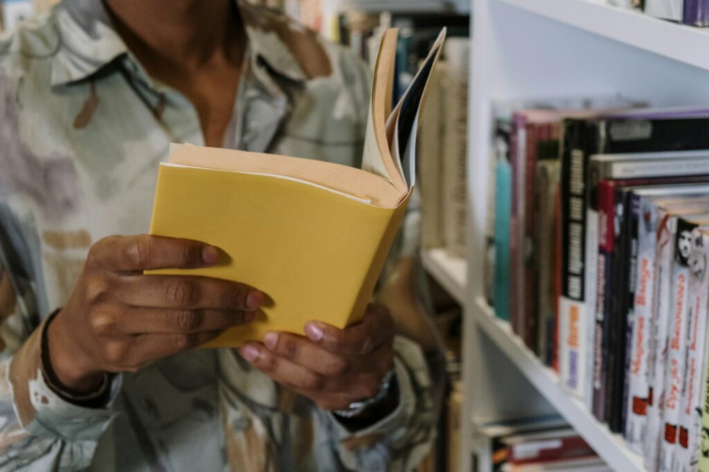 読書習慣を続けて自分に投資する - reading book habit