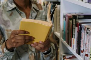 読書習慣を続けて自分に投資する - reading book habit