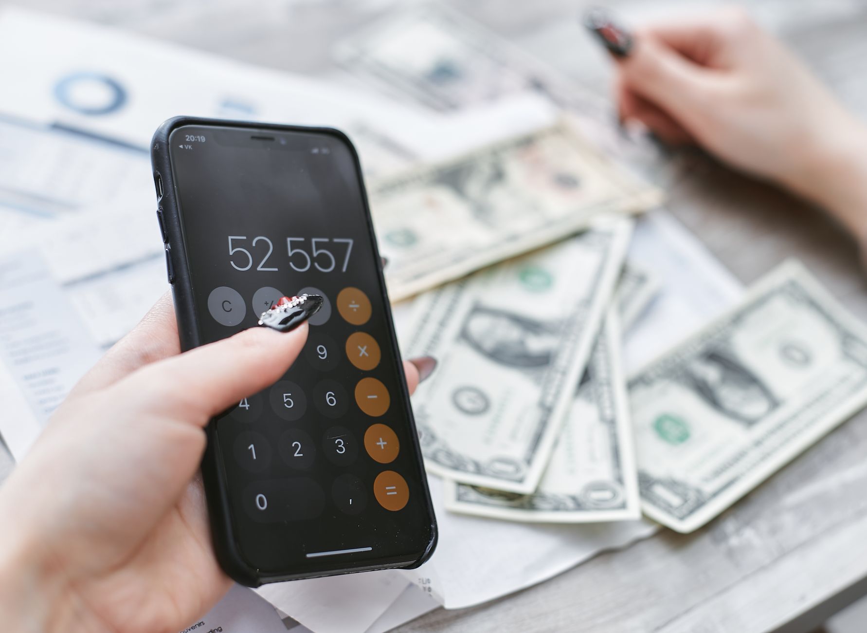 通信費の見直しで月の固定費を整える｜格安SIMの選択肢 - mobile phone budget
