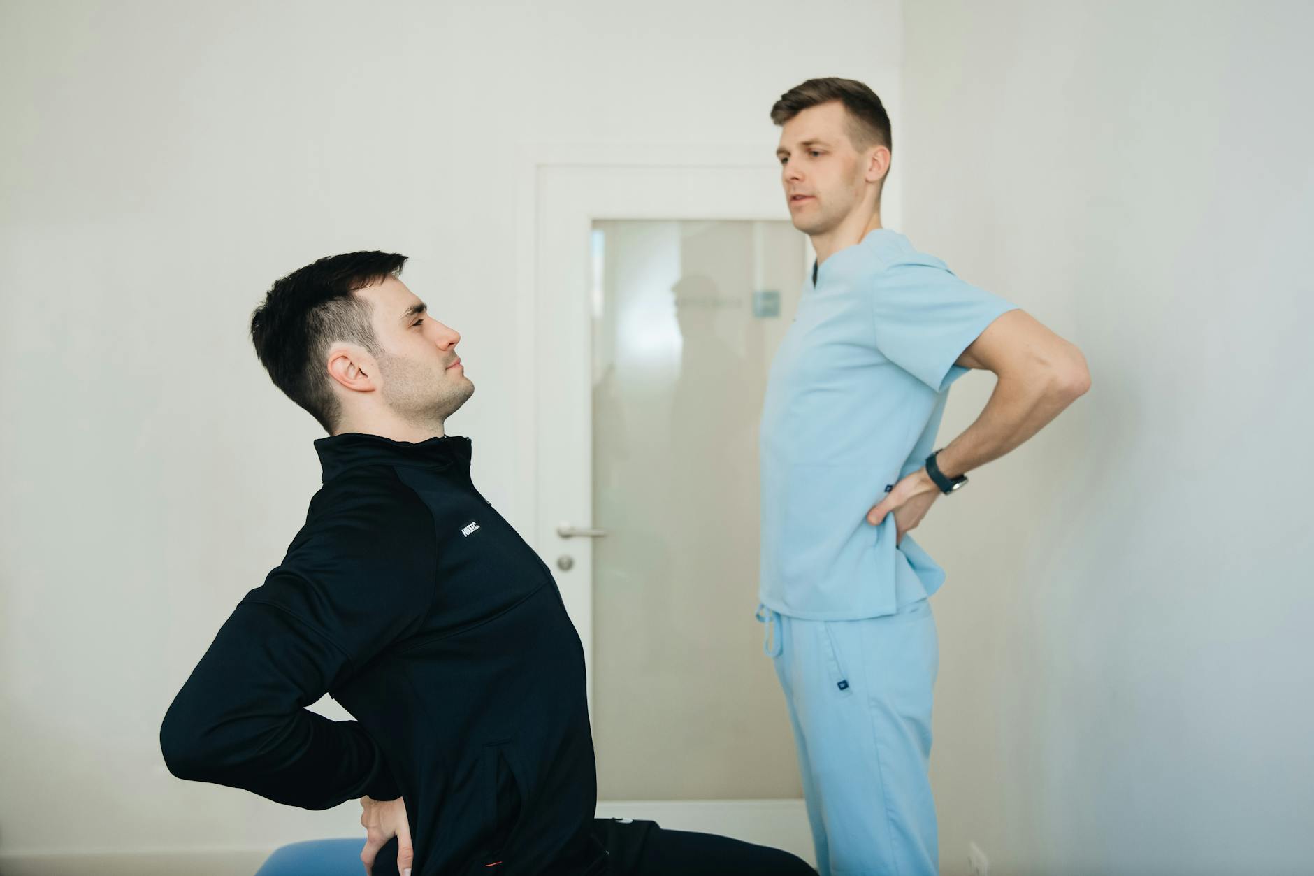 在宅ワークの肩こり・腰痛対策｜環境とこまめな動きで防ぐ - back pain office worker
