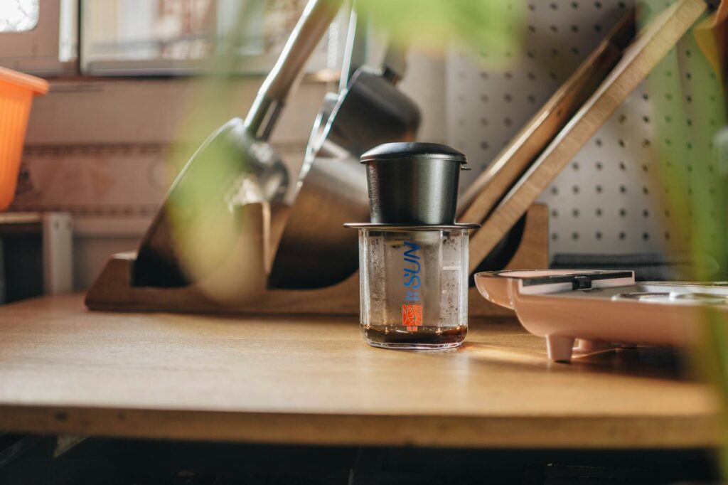 家でコーヒーを淹れて外出費を減らす｜コーヒーメーカーの費用対効果 - coffee maker home kitchen