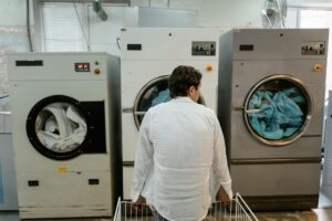 除湿機で梅雨・部屋干しを快適に｜湿気とにおいを抑える - dehumidifier room laundry