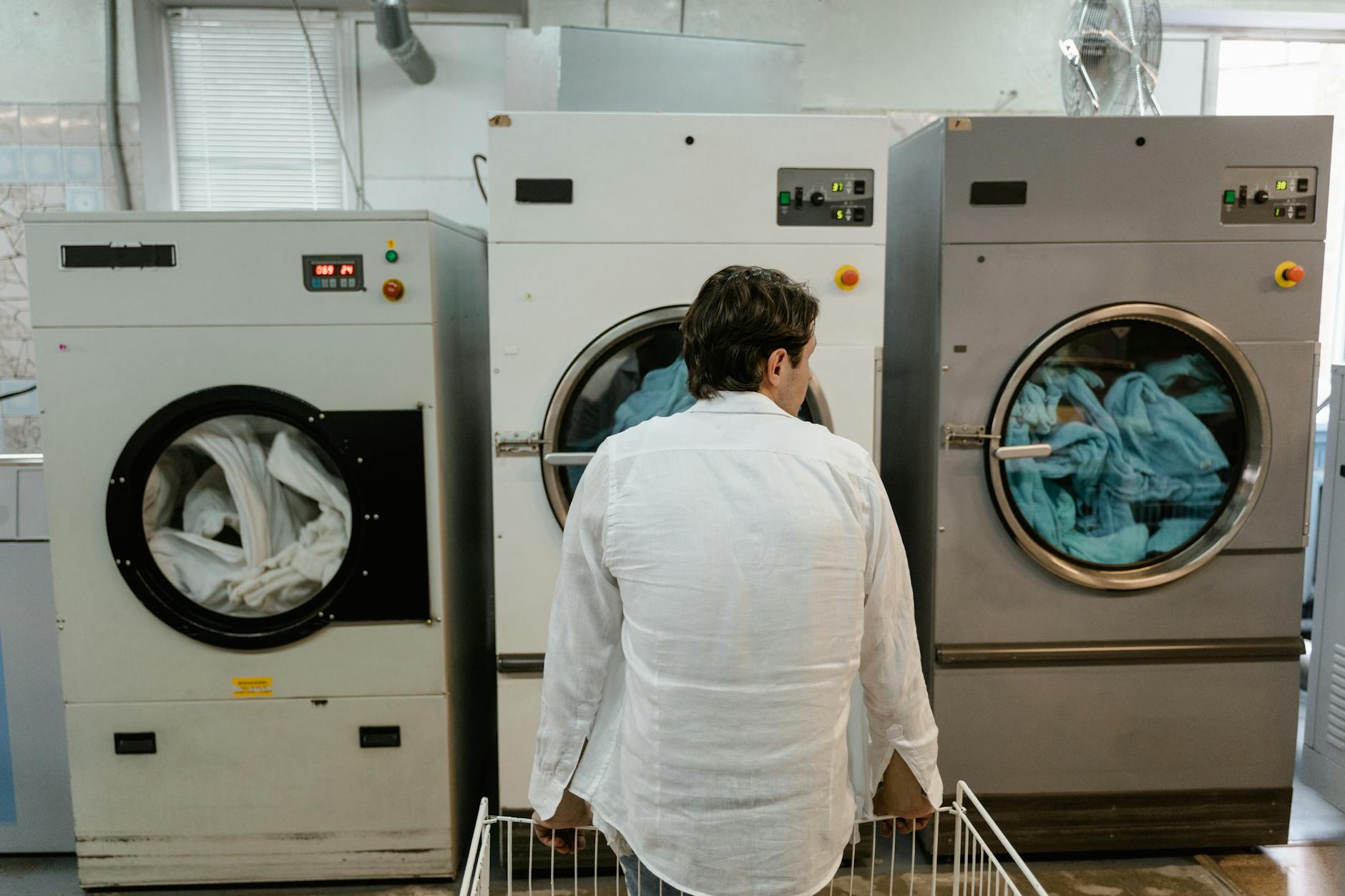 除湿機で梅雨・部屋干しを快適に｜湿気とにおいを抑える - dehumidifier room laundry