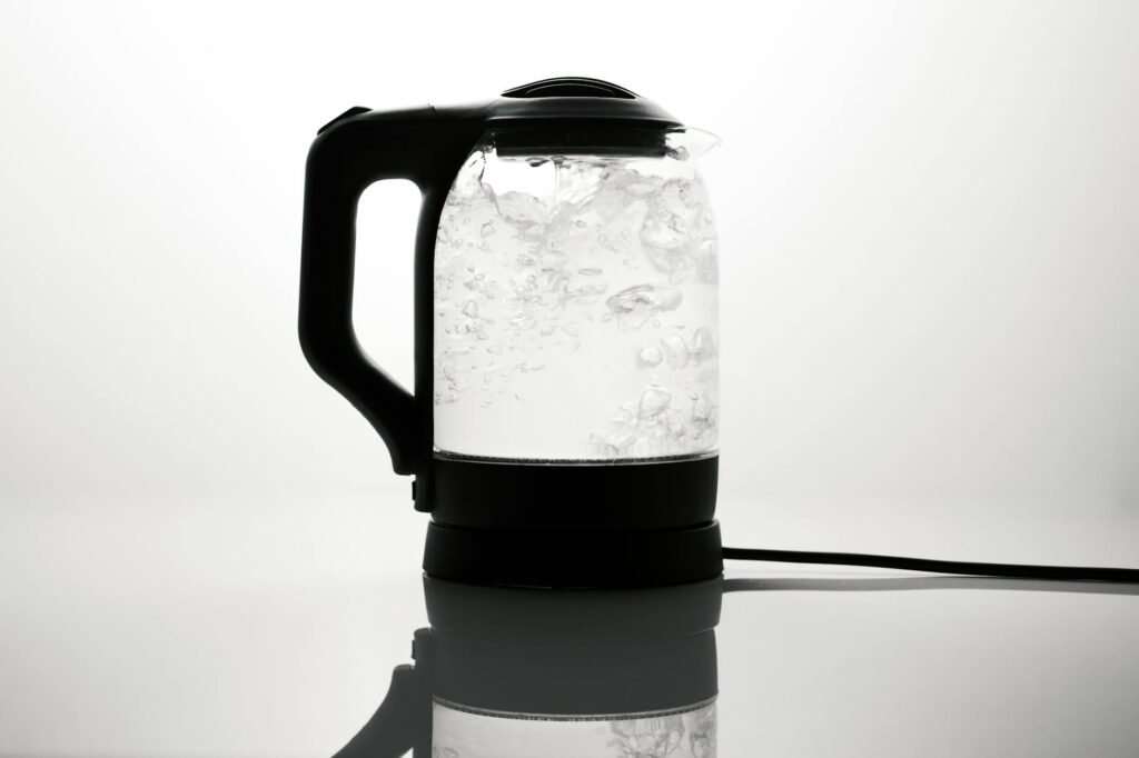 電気ケトルで時短と節約｜お湯を沸かす時間を減らす - electric kettle kitchen