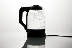 電気ケトルで時短と節約｜お湯を沸かす時間を減らす - electric kettle kitchen