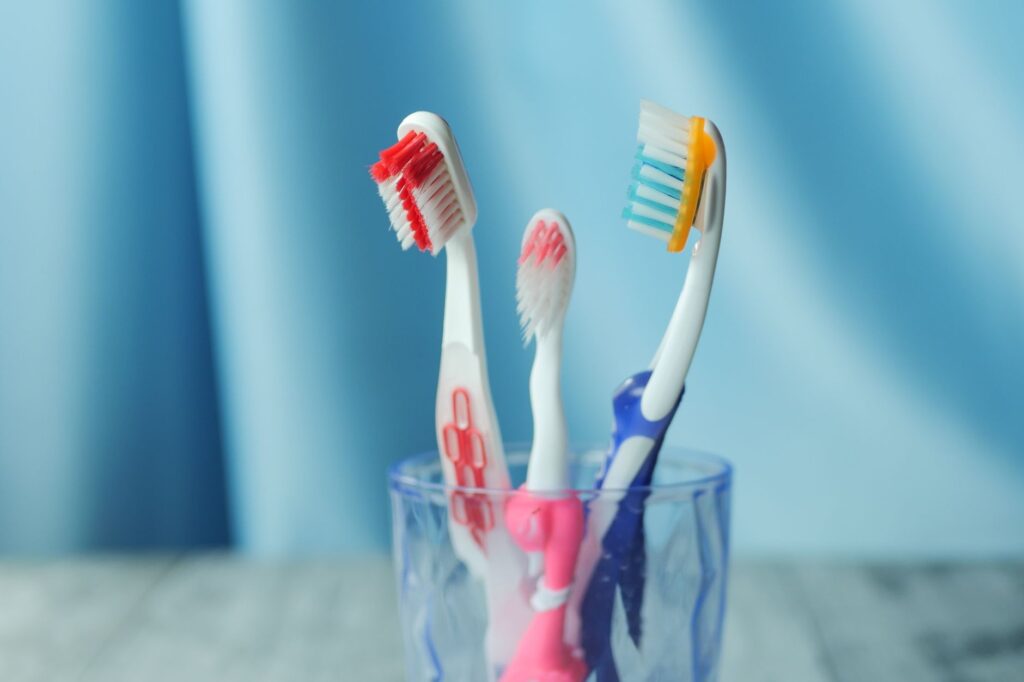 電動歯ブラシで毎日のオーラルケアを時短｜手磨きとの違い - electric toothbrush bathroom