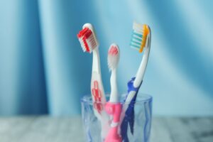 電動歯ブラシで毎日のオーラルケアを時短｜手磨きとの違い - electric toothbrush bathroom