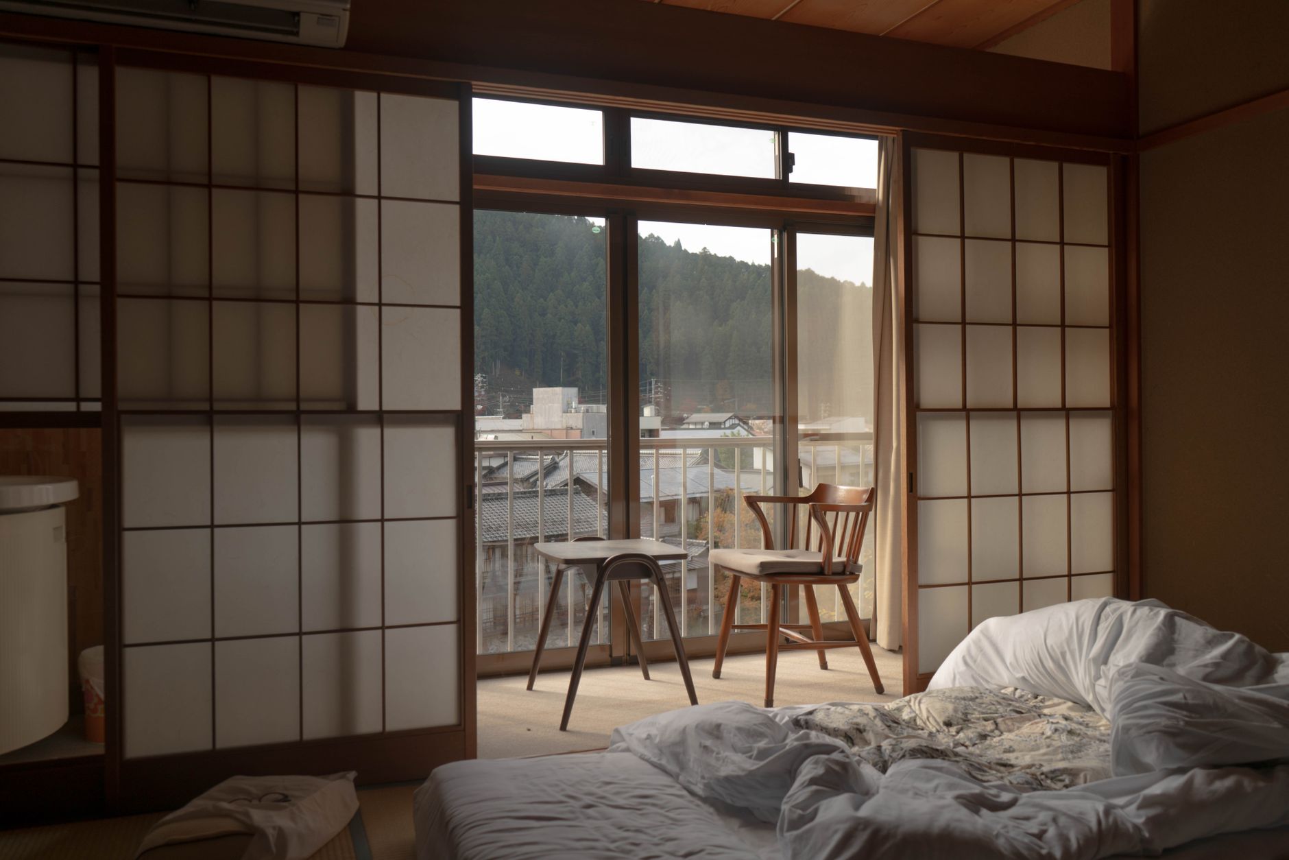 布団乾燥機でふとんを快適に｜湿気とダニ対策、雨の日にも - futon dryer bedding
